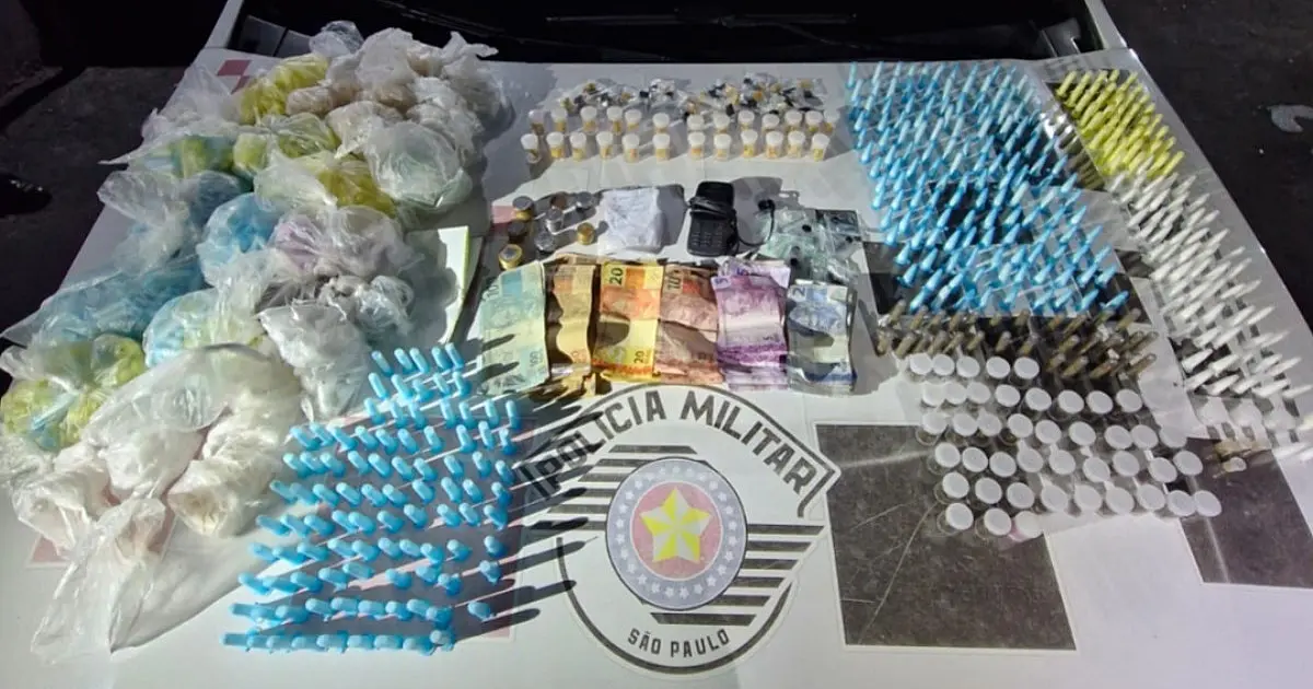 Operação da Força Tática prende dupla com 2.294 porções de drogas e R$ 1.479 em dinheiro em São José