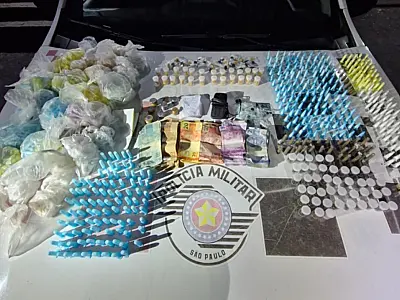 Operação da Força Tática prende dupla com 2.294 porções de drogas e R$ 1.479 em dinheiro em São José
