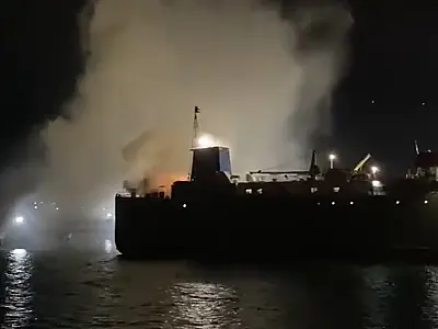VÍDEO: Navio com 30 toneladas de feno e 2,6 mil bois pega fogo no Porto de São Sebastião