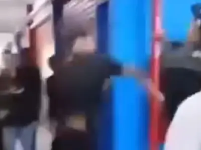 Vídeo que circula nas redes mostra briga entre alunos que terminou com estudante ferido por faca em escola de São José