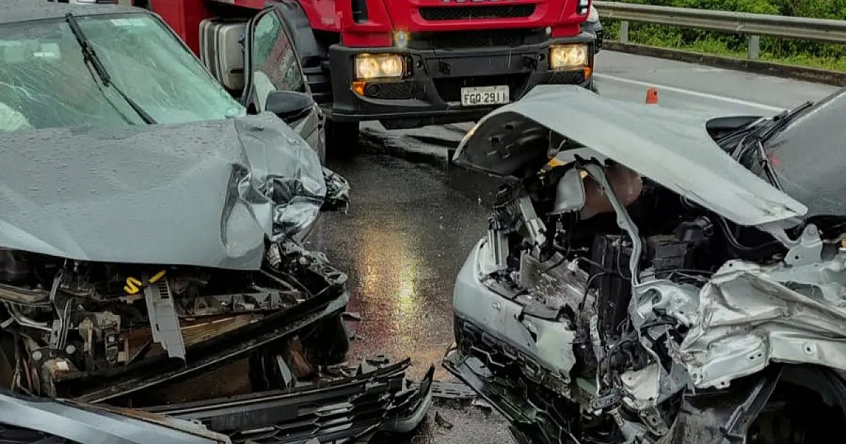 Colisão entre três carros deixa seis feridos em Cruzeiro