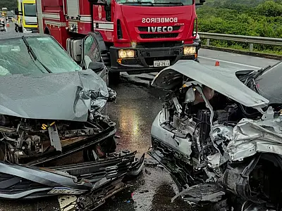 Colisão entre três carros deixa seis feridos em Cruzeiro