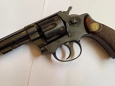 Homem de 19 anos é flagrado com revólver de R$ 3,7 mil durante festa de Carnaval em Guaratinguetá