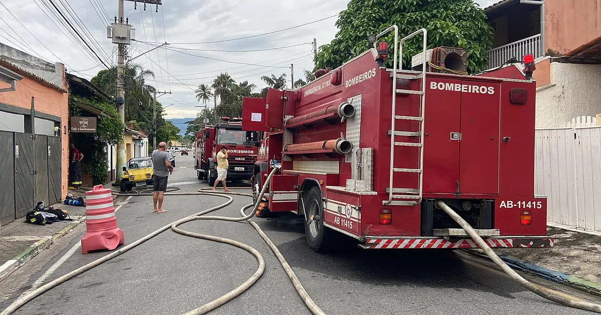 Fogo atinge mezanino de restaurante em São Sebastião