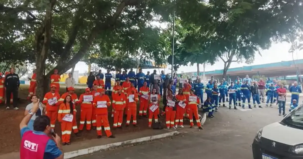 Greve de 2 mil funcionários da Urbam entra no 2º dia e impacta coleta e obras públicas em São José