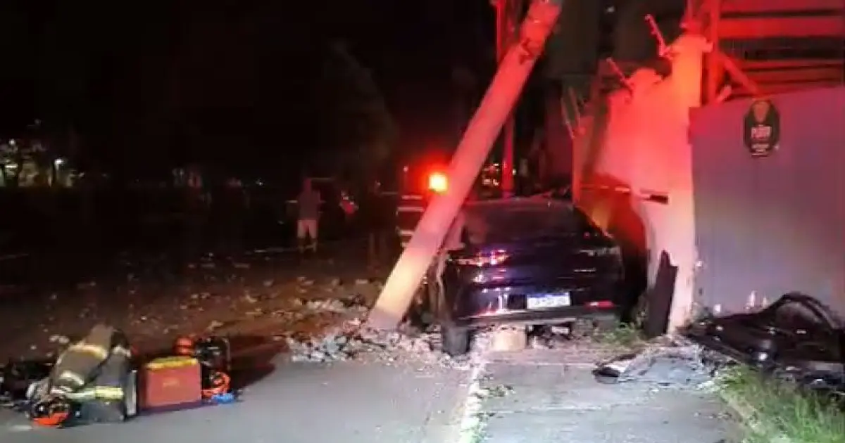 Carro bate em poste e deixa dois idosos feridos em São José