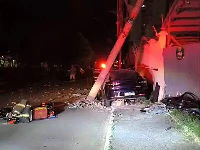 Idosos foram socorridos após o carro bater em um poste em São José.