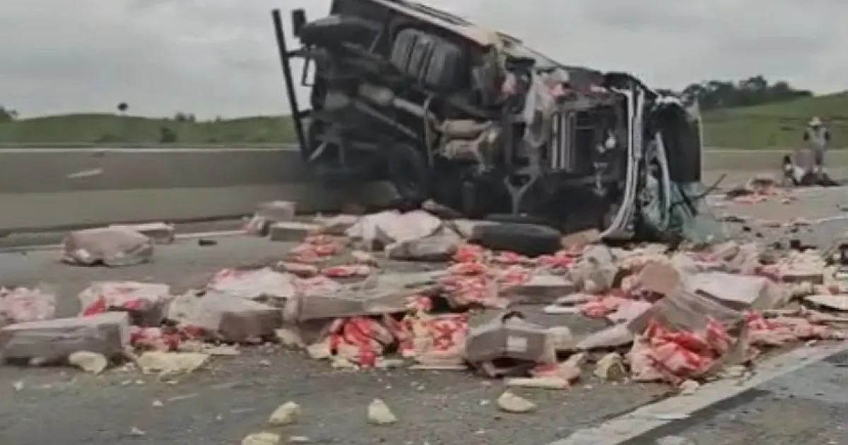 Tombamento de veículo interdita totalmente a Rodovia Carvalho Pinto em Jacareí