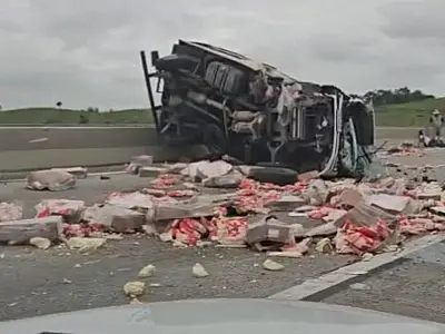 Tombamento de veículo interdita totalmente a Rodovia Carvalho Pinto em Jacareí