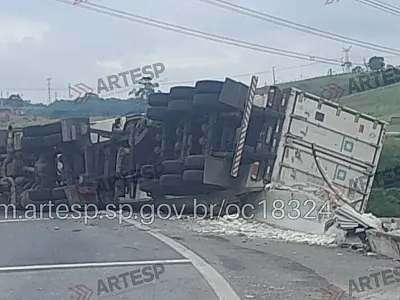 Acidente com carreta espalha carga e interdita temporariamente a Rodovia Ayrton Senna em Taubaté