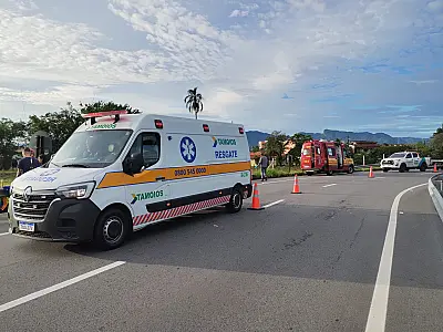 Acidente com moto deixa jovem em estado grave em Caraguá