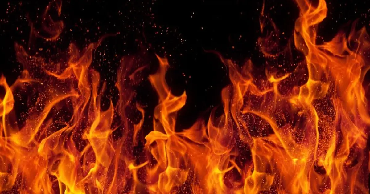 Furto e incêndio: carro é encontrado queimado em Taubaté durante a madrugada