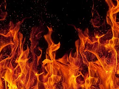 Furto e incêndio: carro é encontrado queimado em Taubaté durante a madrugada