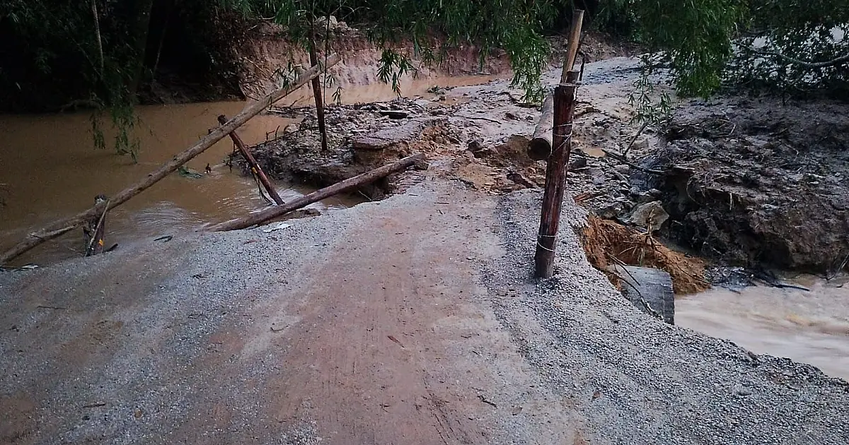 “A água levou de novo”: vídeo mostra ponte provisória desabada na divisa entre Caçapava e Taubaté