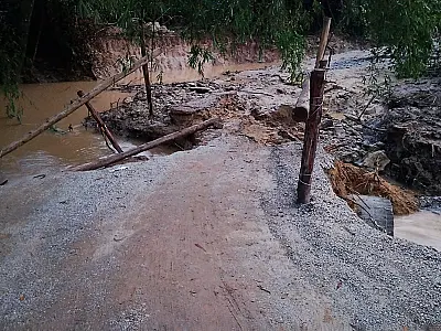 “A água levou de novo”: vídeo mostra ponte provisória desabada na divisa entre Caçapava e Taubaté