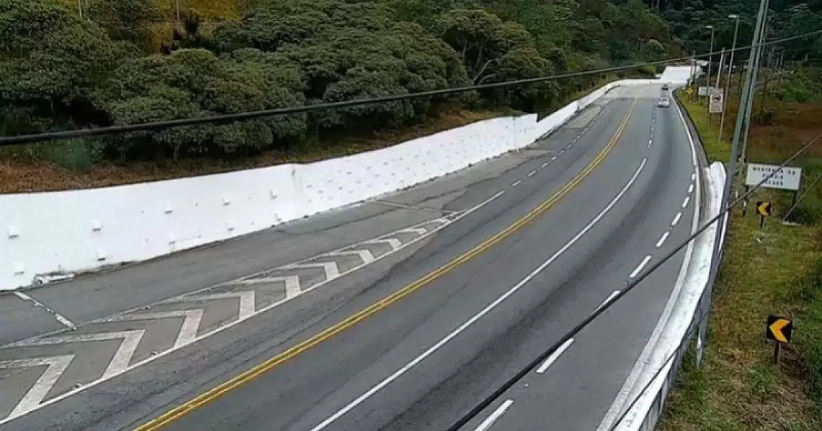 Colisão entre caminhão e moto interdita trecho da Rodovia Floriano Rodrigues Pinheiro em Tremembé