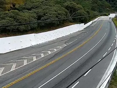 Colisão entre caminhão e moto interdita trecho da Rodovia Floriano Rodrigues Pinheiro em Tremembé