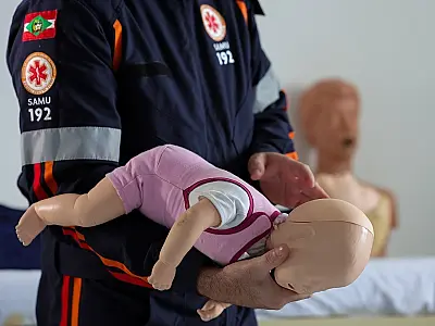 Caso do bebê de 57 dias engasgado em Taubaté: especialista em neonatologia explica como agir rapidamente