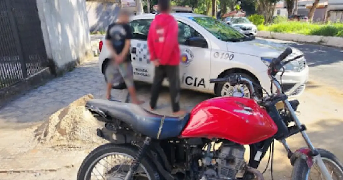 Moto furtada é recuperada pela PM após abordagem a adolescentes em Taubaté