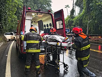 Rodovia Rio-Santos é totalmente liberada após acidente envolvendo caminhão e carro em Caraguá
