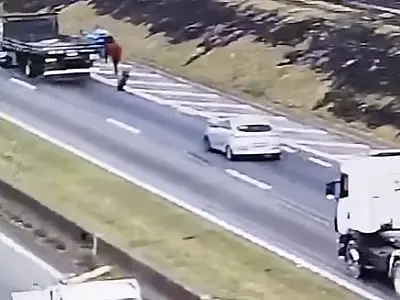 Peregrino é atingido por pneu solto de caminhão na Dutra em Aparecida