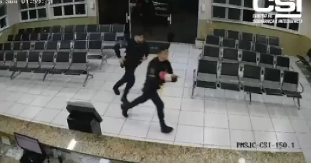 Bebê de 14 dias é salva após engasgo; vídeo flagra chegada da GCM à UPA em São José