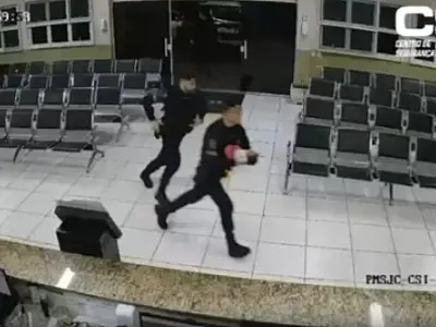 GCM entrando às pressas em UPA na zona sul de São José.