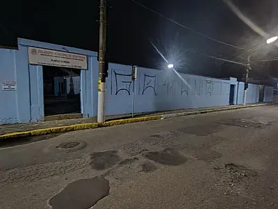PM flagra pichação em cemitério de Ubatuba; suspeito usava veículo da Prefeitura