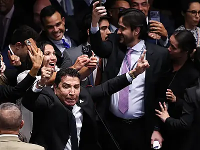 Senadores da oposição comemoram a derrota do governo na indicação de Messias ao STF.