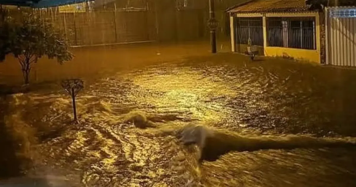 Chuva intensa provoca alagamentos em Ubatuba