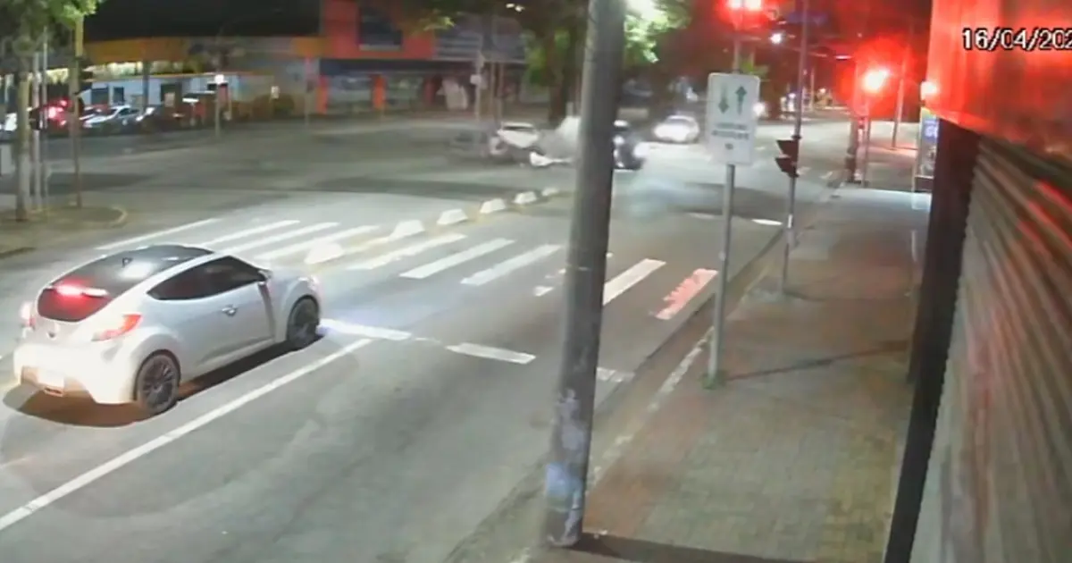 VÍDEO: Um novo acidente em menos de uma semana na mesma avenida é registrado em São José