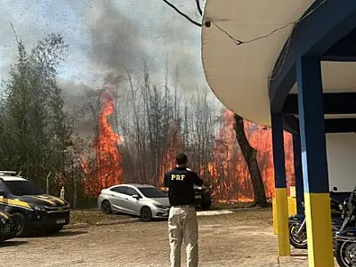 Fogo atinge pátio em Roseira e causa destruição em viaturas da PRF