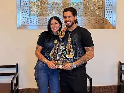 VÍDEO: Ana Castela deixa chapéu que usou em seu primeiro show na Sala das Promessas durante visita com Zé Felipe ao Santuário de Aparecida