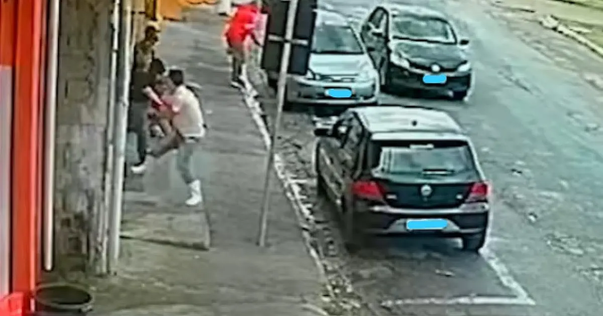 Câmeras registram agressão a faca em frente a padaria em Campos do Jordão