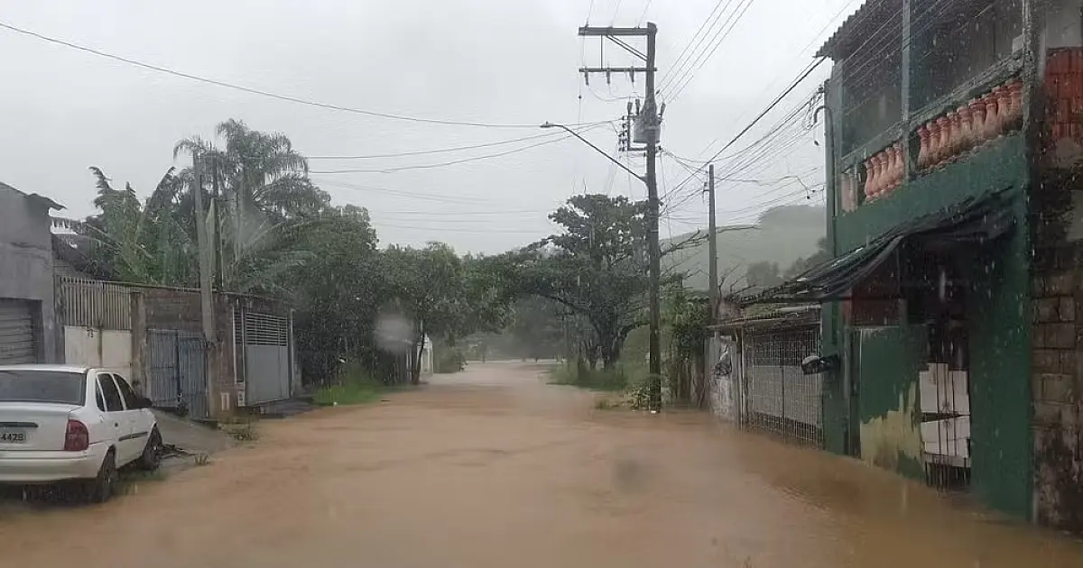 Chuvas elevam nível do Rio Buquira e provocam alagamentos no bairro dos Freitas, em São José
