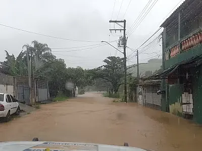 Chuvas elevam nível do Rio Buquira e provocam alagamentos no bairro dos Freitas, em São José