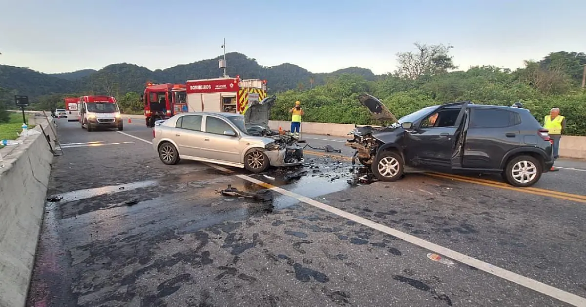 Acidente entre carros deixa idosa ferida na Rodovia dos Tamoios, em Caraguá