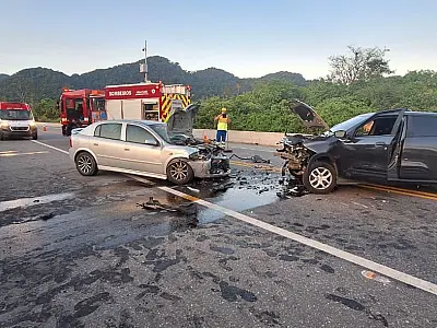 Acidente entre carros deixa idosa ferida na Rodovia dos Tamoios, em Caraguá
