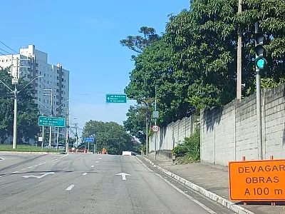 Motoristas enfrentam interdição em via na zona leste de São José