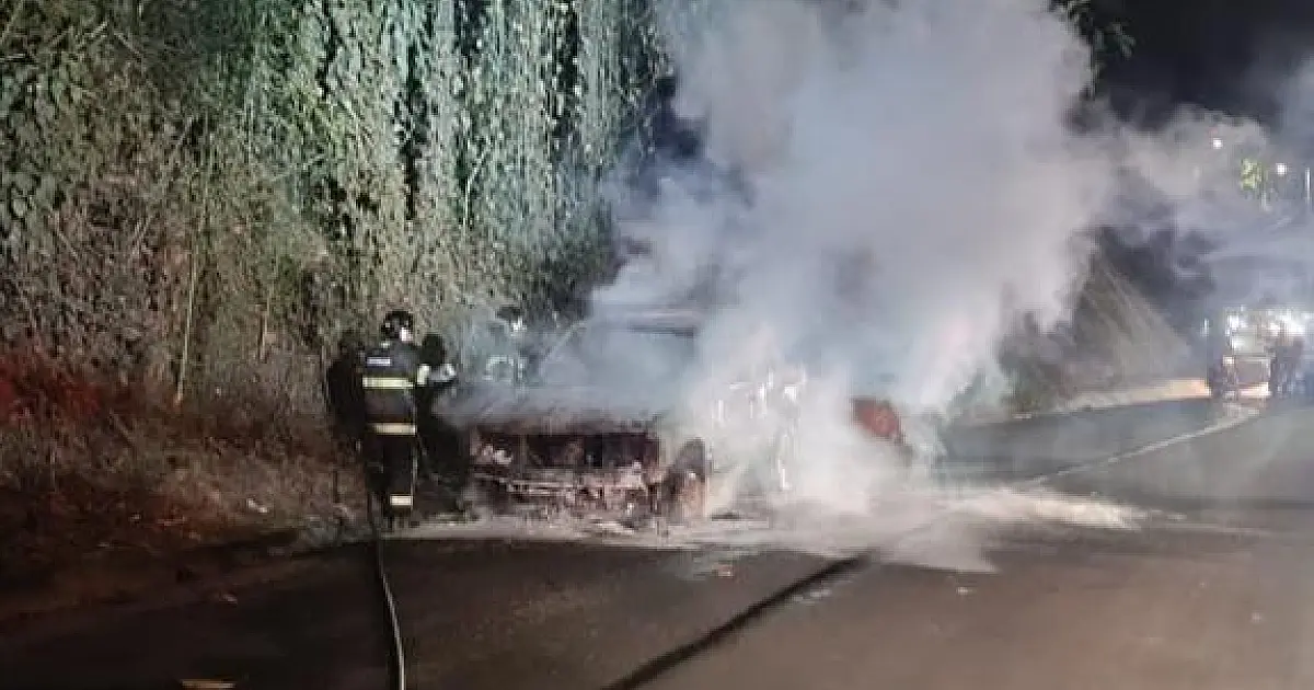 Bombeiros controlam incêndio em carro em Caraguatatuba
