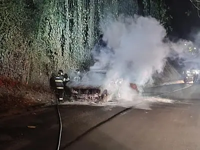 Bombeiros controlam incêndio em carro em Caraguatatuba