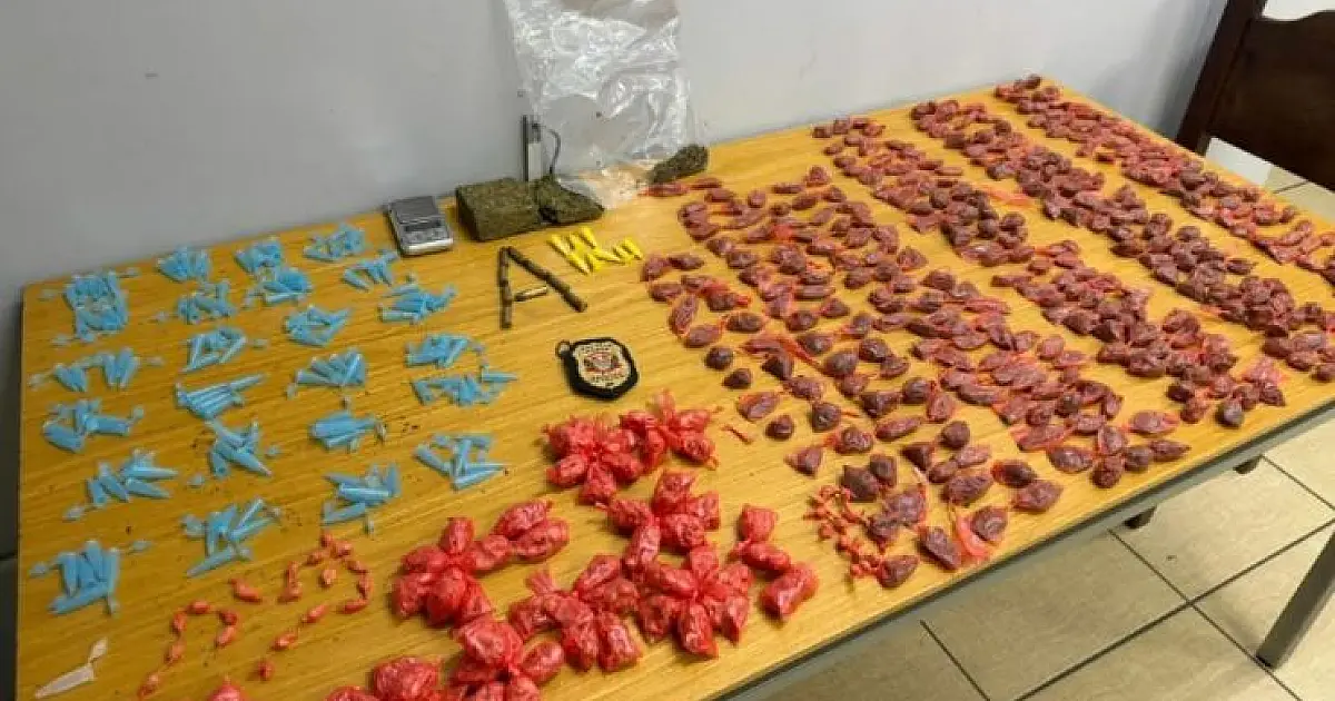 Polícia descobre depósito de drogas após denúncia de motoboy em Taubaté