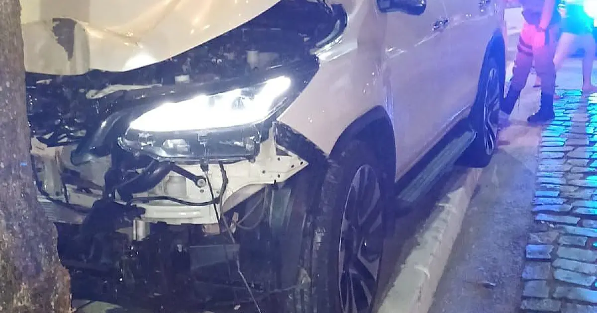 Motorista foge da PM, bate caminhonete e acaba preso Ilhabela