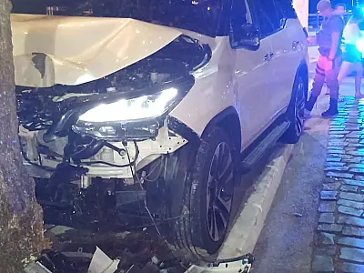 Motorista foge da PM, bate caminhonete e acaba preso Ilhabela