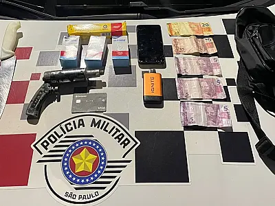 Durante a abordagem, foram apreendidos os produtos roubados e uma pistola de pressão utilizada para ameaçar a vítima.