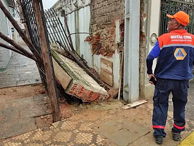 Desabamento de muro deixa dois trabalhadores feridos em Guaratinguetá