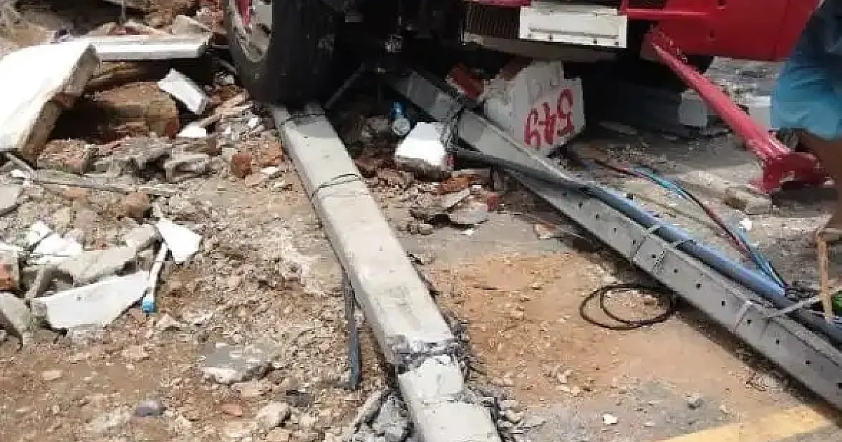 Veículo desgovernado atinge residência e provoca danos ao imóvel e à fiação elétrica em Taubaté