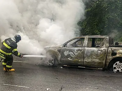 Veículo é destruído por incêndio na Rodovia dos Tamoios em Caraguá