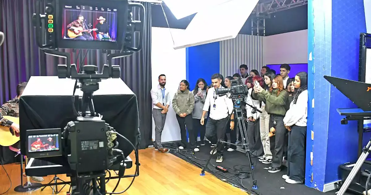 Estudantes conhecem a TV Câmara de São José dos Campos