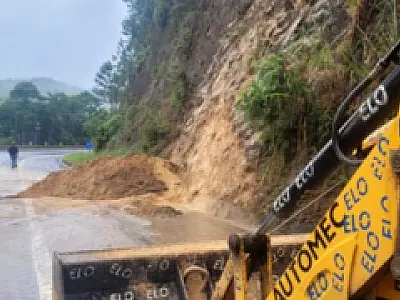 Rodovia dos Tamoios opera com apenas uma faixa após deslizamento de terra em Caraguá